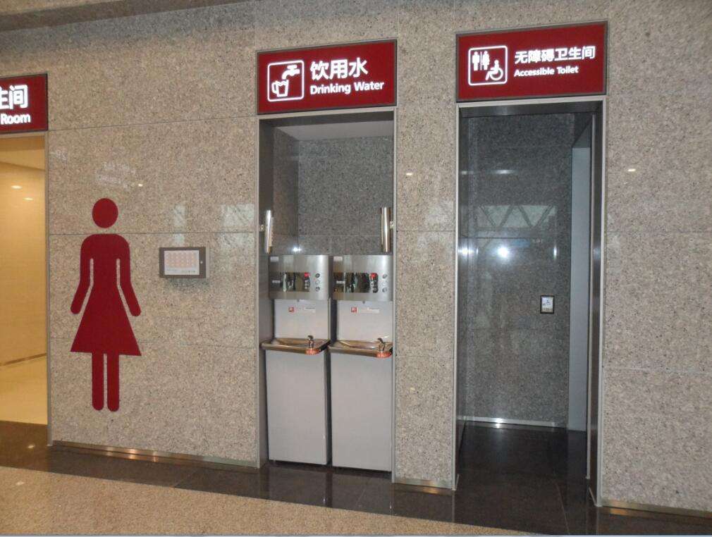 飞机上的秘密：空姐必须穿*袜丝**，禁止自带饮用水，粪便“空投”了