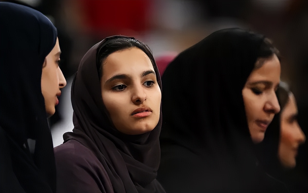 卡塔尔世界杯让人惊艳的美女,卡塔尔世界杯赛场球迷疯狂瞬间