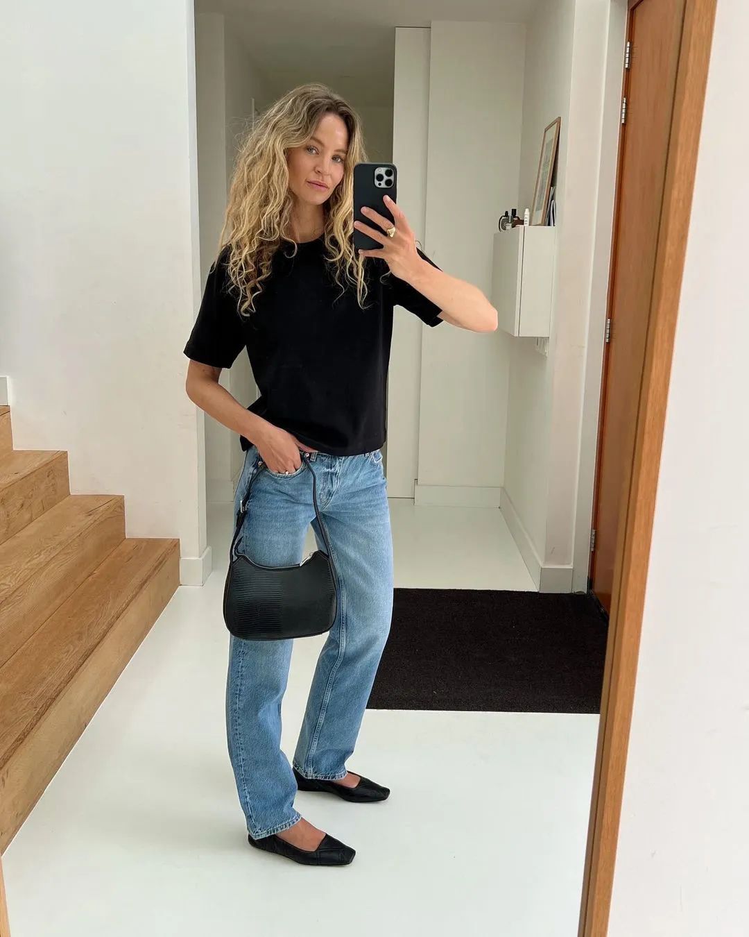 男t恤搭牛仔裤加皮带有哪些穿法,t恤配裤子的时髦穿法