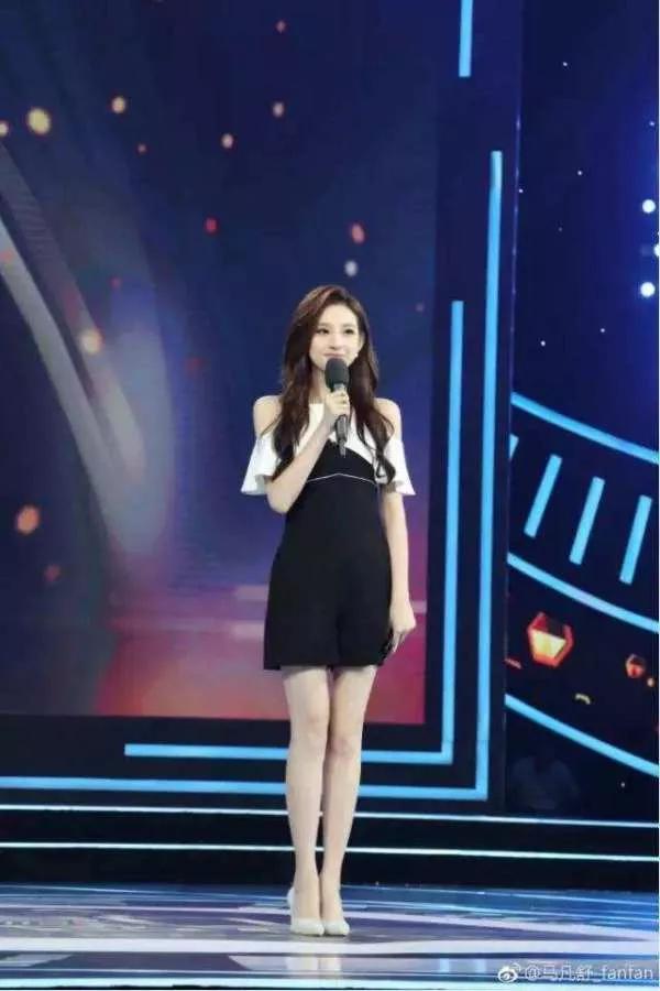 今年春晚主持人全上了热搜,首次主持春晚她因太漂亮登上热搜