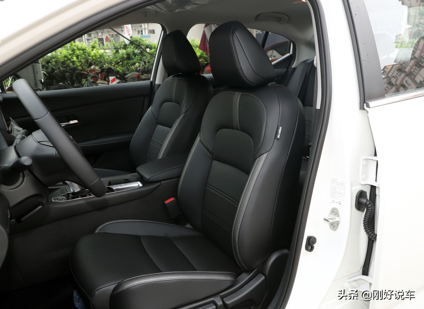 标致408空间大还是轩逸空间大,花同样的钱你会选哪个