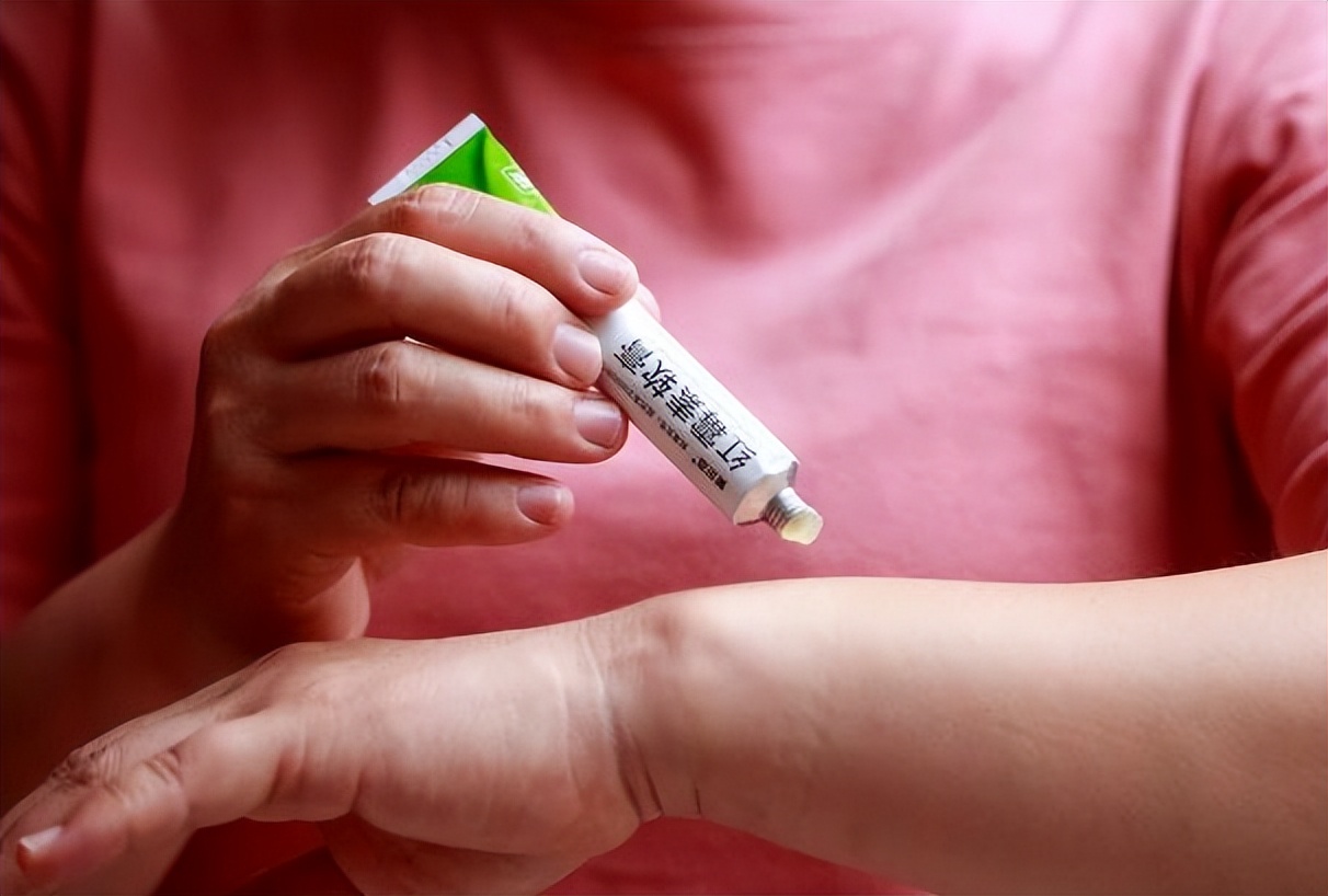 2块钱的红霉素软膏有淡斑效果吗,红霉素软膏的淡斑方法真实测评