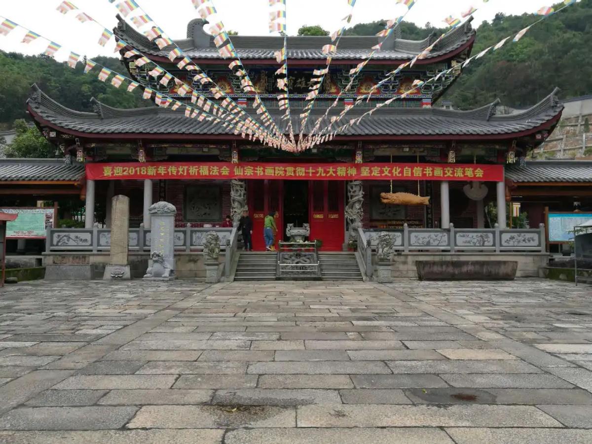 蛇为什么在一个地方不走,蛇为什么靠边走