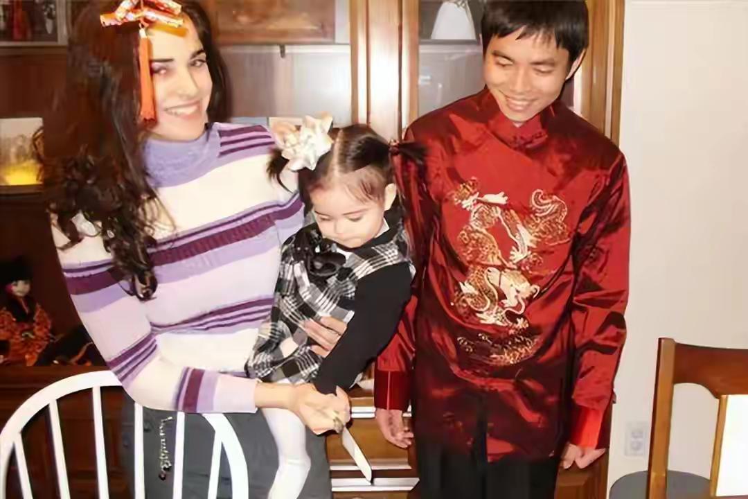 中国农村小伙娶外国美女，后定居美国相妻教女，15年过去仍很幸福