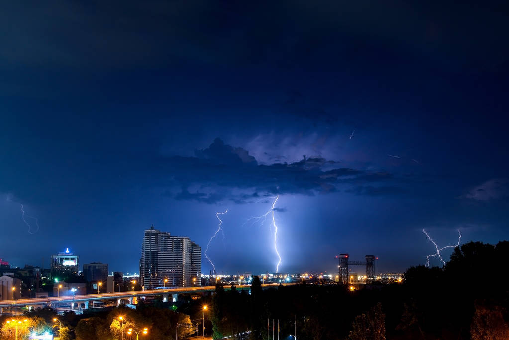 潮水声音还在轰鸣看着她远去的背影我想挽住她的胳臂说出心底爱恋