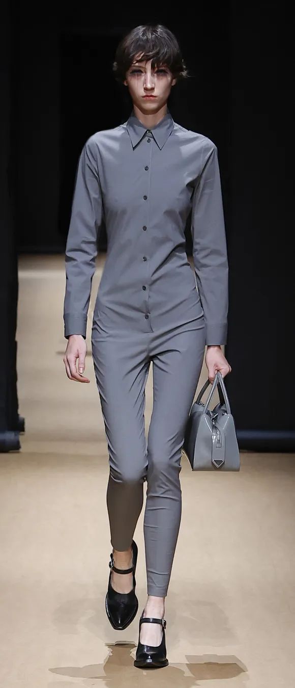 在Prada的戏梦中，以对立之境现原生之美