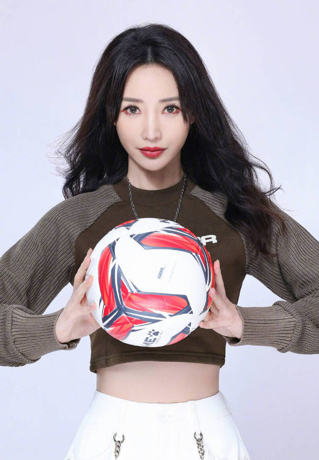 柳岩真是秒变回18岁少女,柳岩变身击剑选手