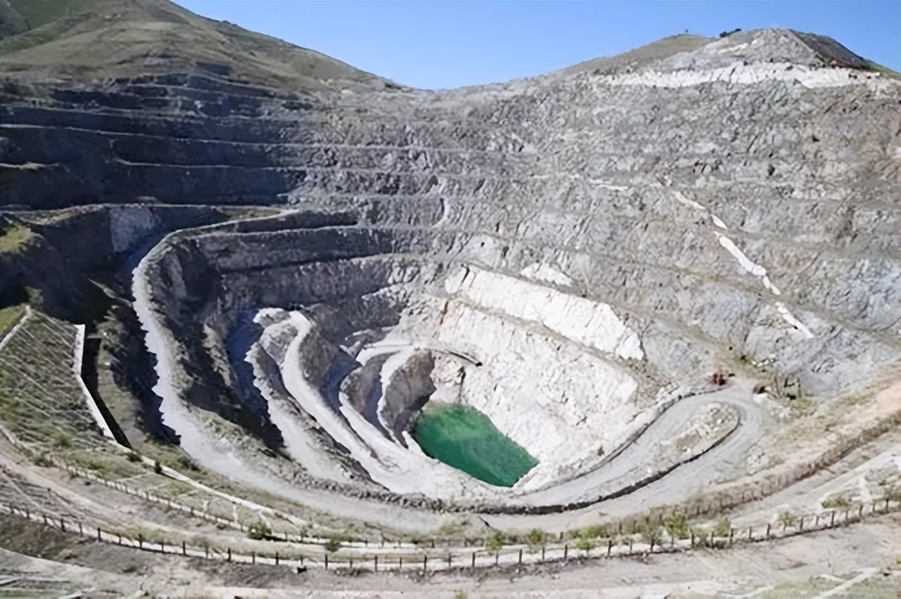 10年*疆新**惊现一种灰石头，毒性十分强烈，专家：这是一种稀有金属