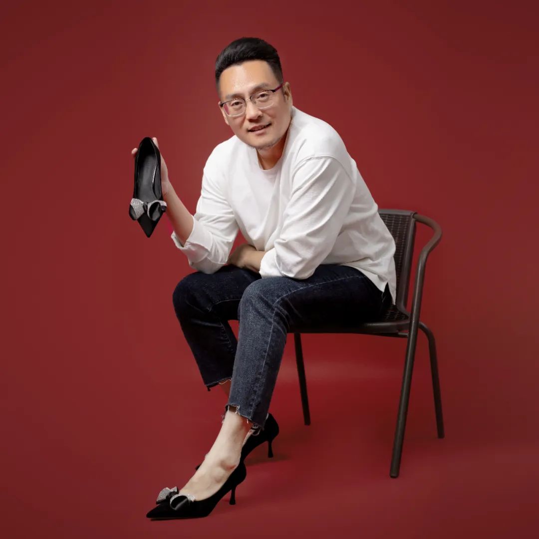 41岁大叔创业失败后穿高跟鞋火了，他做的女鞋被百万女性追捧
