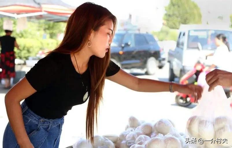 又不让农民进城摆摊了？河南城管怒砸瓜农西瓜！后续来了