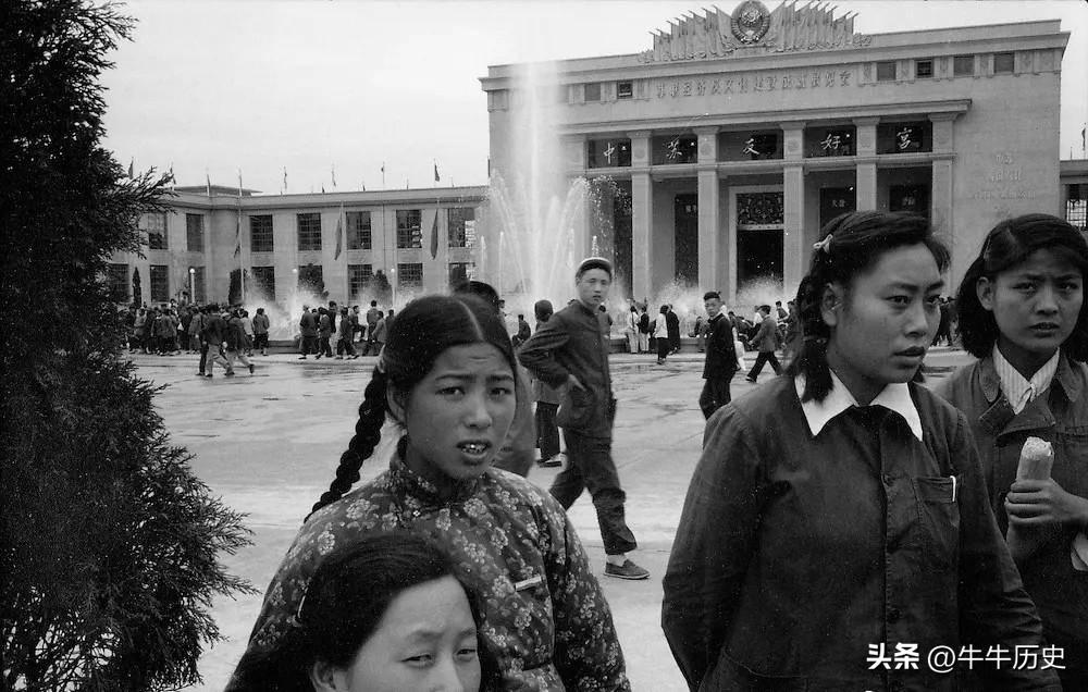 男人藏品,男子收藏罕见100元纸币