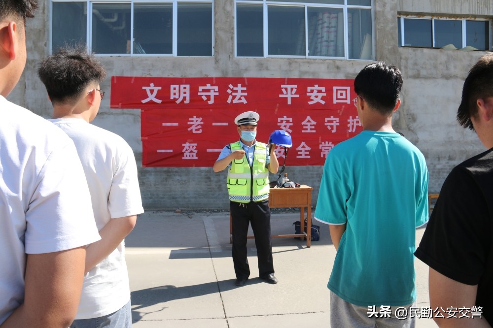 交警进驾校安全警示教育,消除隐患保安全交警清理僵尸车