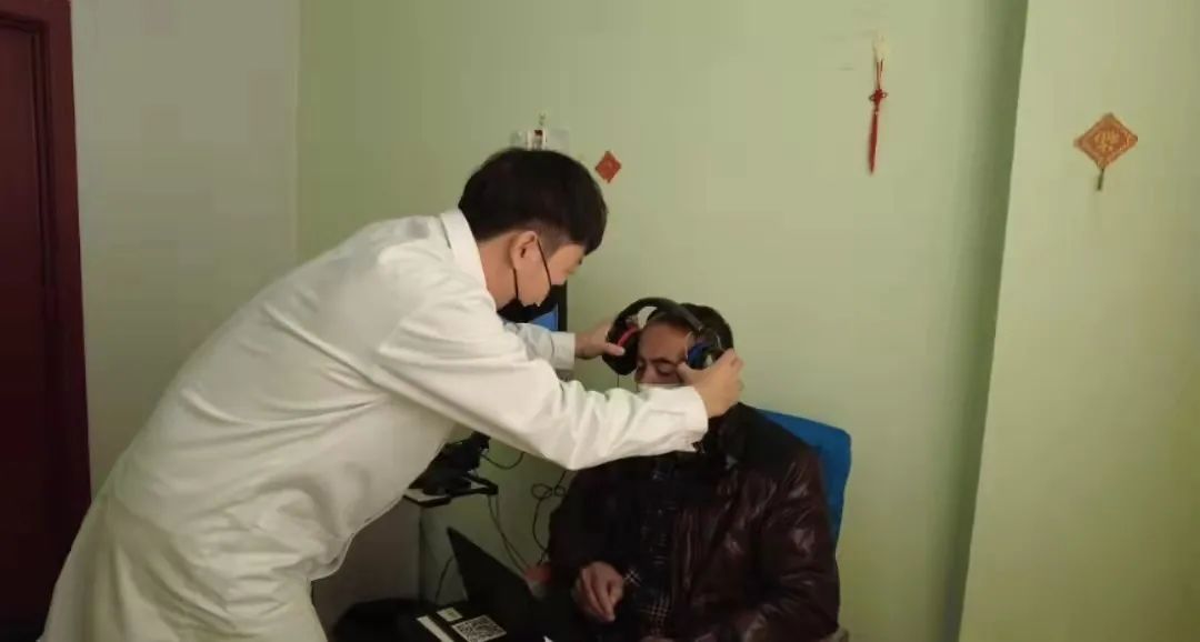 医院开展爱耳日义诊宣传活动,耳科义诊活动