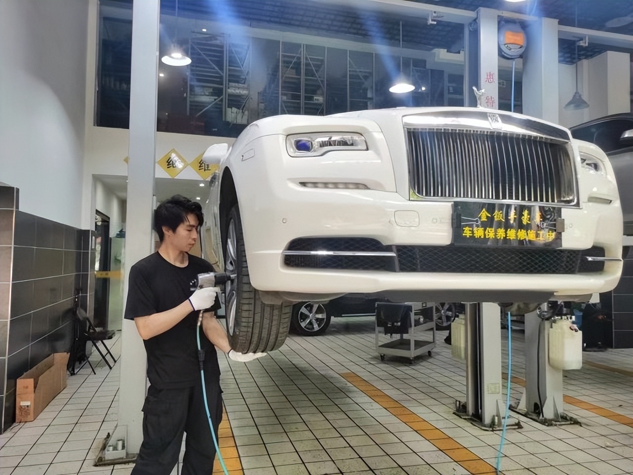 劳斯莱斯古思特前刹车片拆装,金扳手豪车维修