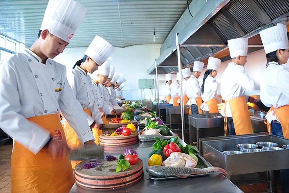 43岁农民陪女儿高考成大学辅导员,农民陪女儿高考