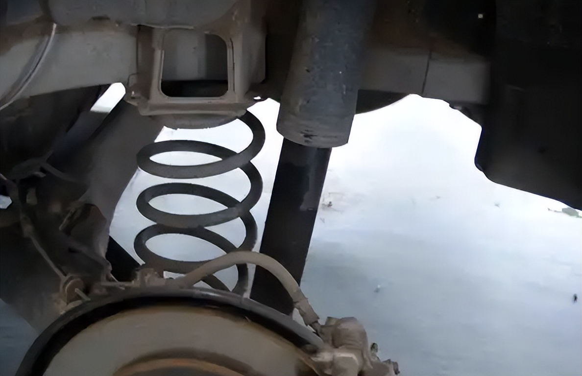 减震器顶胶是什么,减震器顶胶是铁的