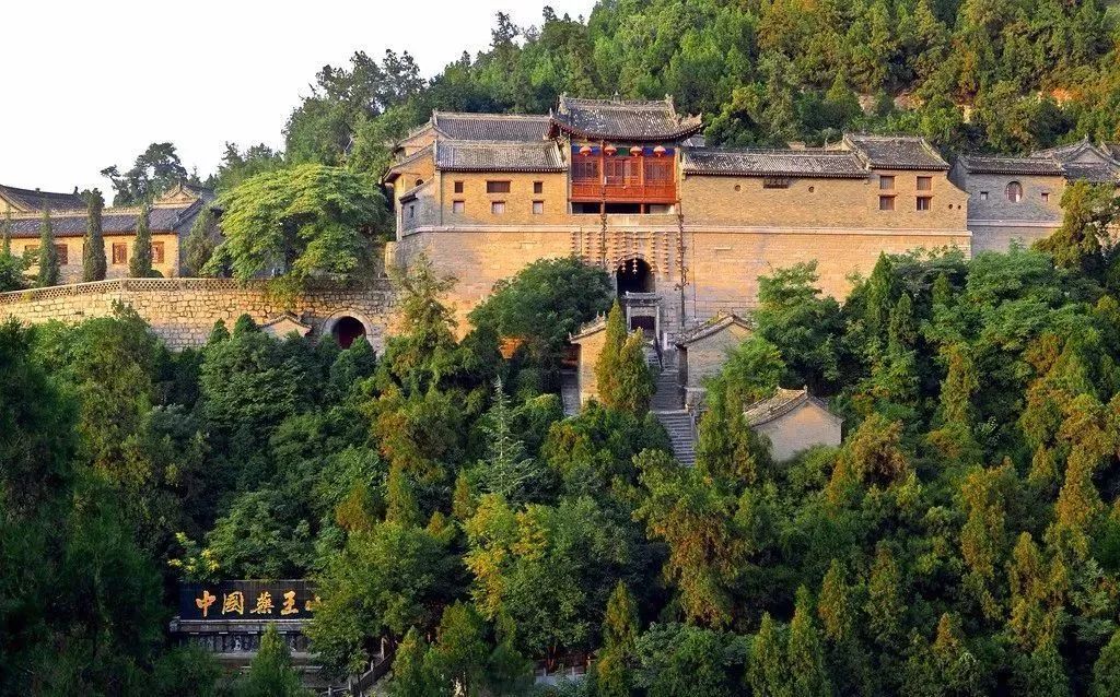 药王故里美丽铜川,踢着足球骑摩托