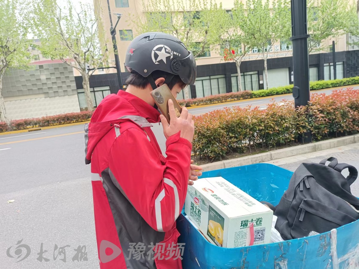 离开上海或选择留下：网约车小哥住车里一个月为还房贷留下，打工人交10年社保不舍得放弃现在工作