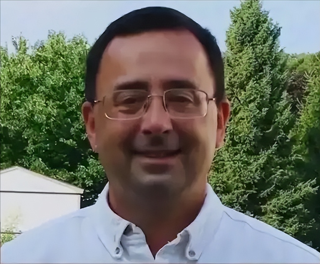 前美国体操队队医纳萨尔性侵犯案,美国队医纳萨尔治疗教学视频