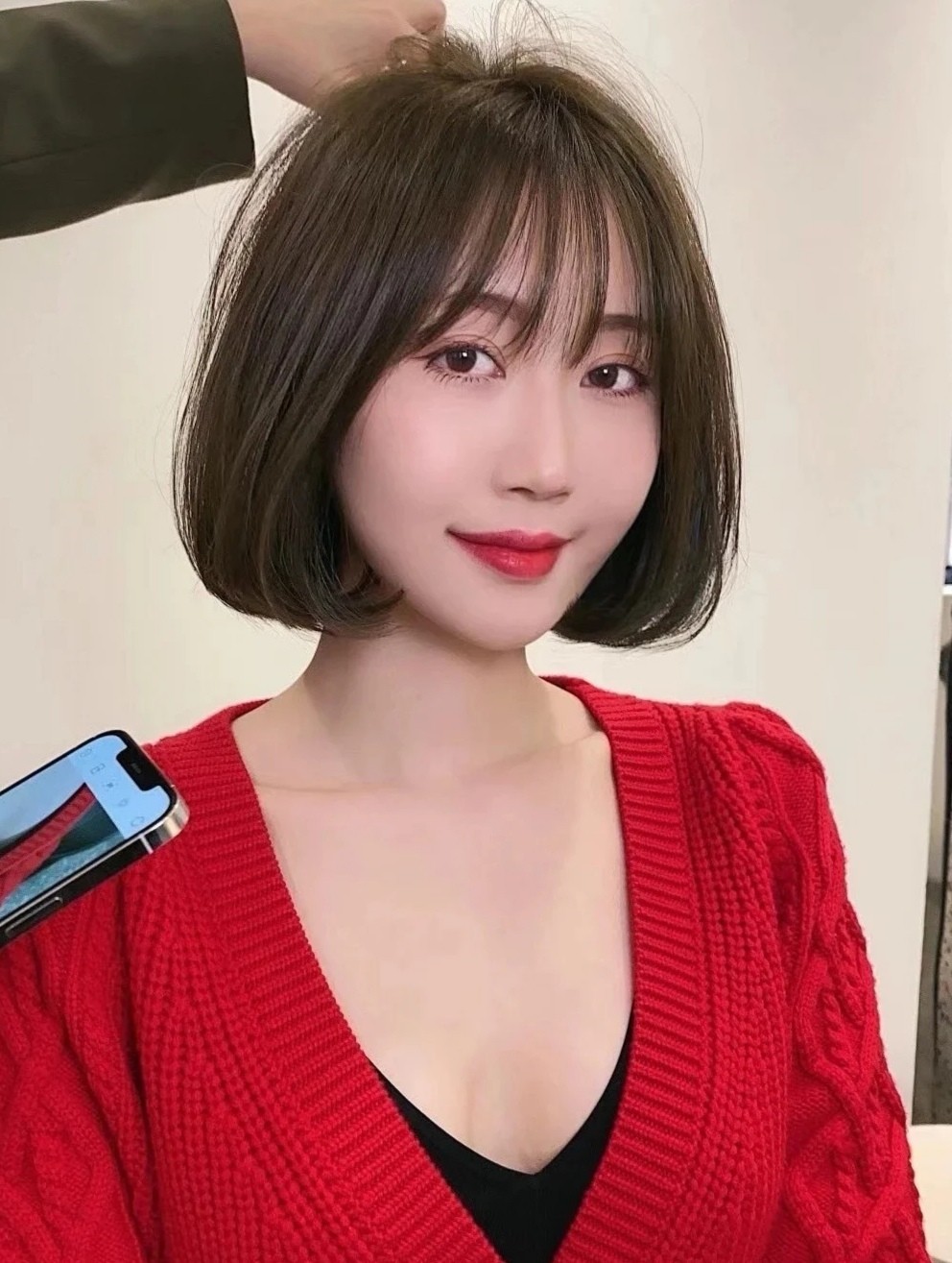 头发不要留黑长直也别留超短发,超短发不显老的烫发