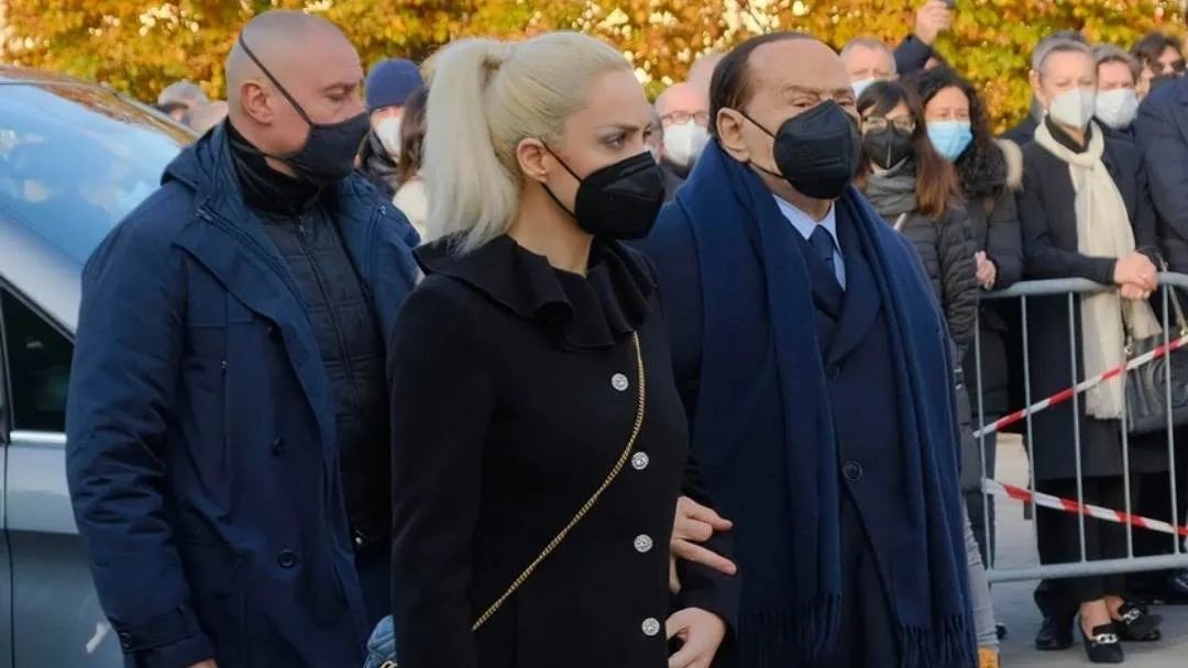 85岁意大利前总理：丑闻缠身专搞“爷孙恋”，三婚娶32岁金发女友