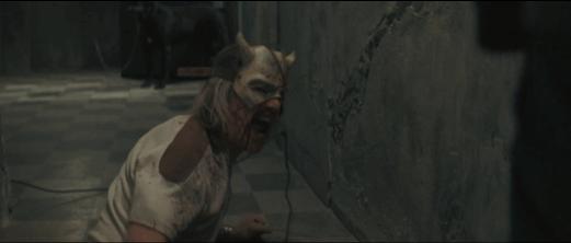 白发老妇在血色中“一夜回春”?通过杀戮释放欲望,只能说太奇葩