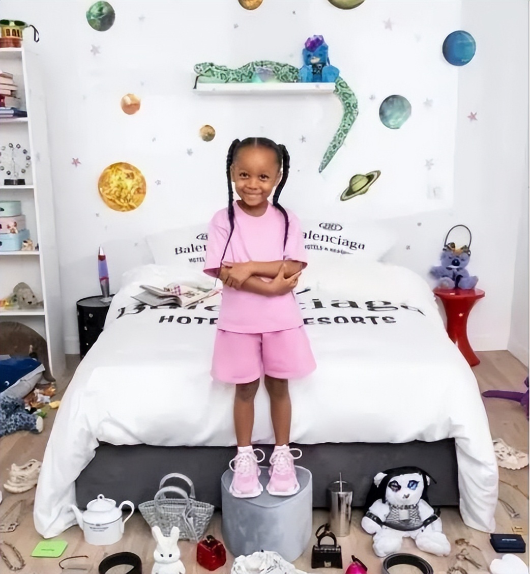 江南布衣童装被曝再现诡异设计,江南布衣童装重现诡异画风