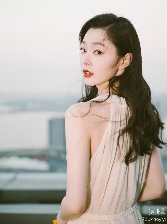 大脸妹子必选的三款发型,大脸额头窄适合什么发型