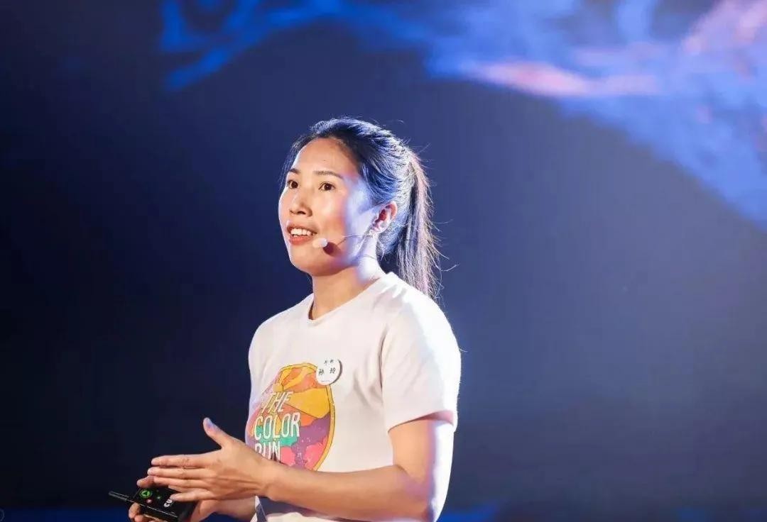 20岁小伙在工厂流水线,小伙工厂上班一天站11个钟