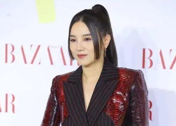 因为肩塌而红毯翻车的女明星,各个女星的红毯穿衣事故