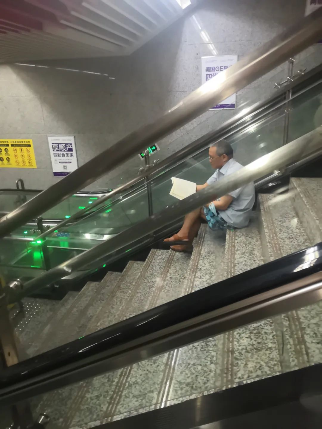 7月份人来人往街道,7月北京人山人海