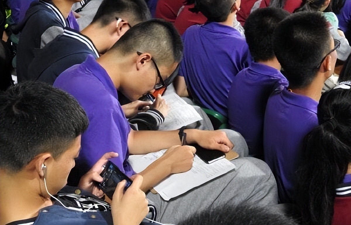 泡水“处罚”学生手机引争议,学校20多名学生手机被泡水处理