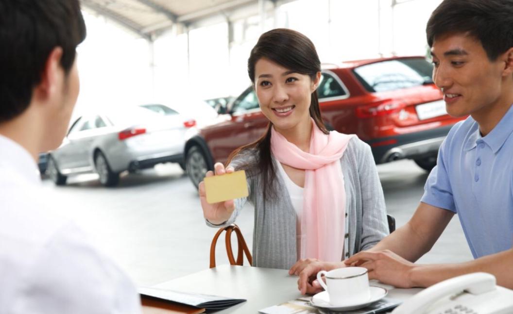 4s店卖20万车能赚多少钱,4s店买车最高可以优惠多少钱