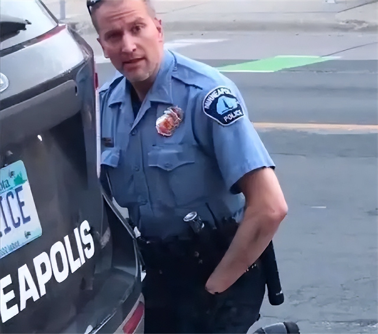 榛戝ゴ鐨勬偛鎯ㄧ敓娲昏嫳鏂囩増,榛戝ゴ鍦ㄨ埞涓婇伃閬囩殑鐢靛奖