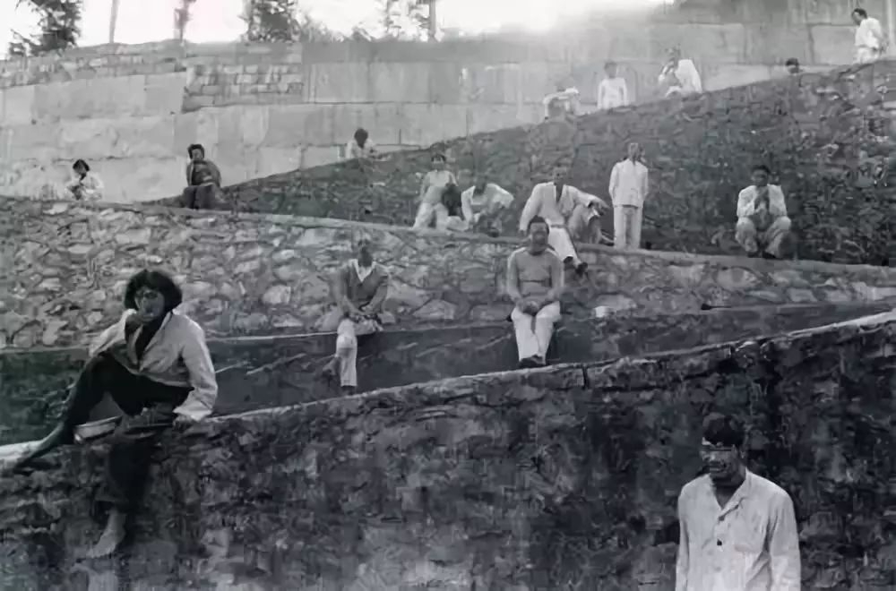 精神病院恐怖老照片,真实的废弃的精神病院图片