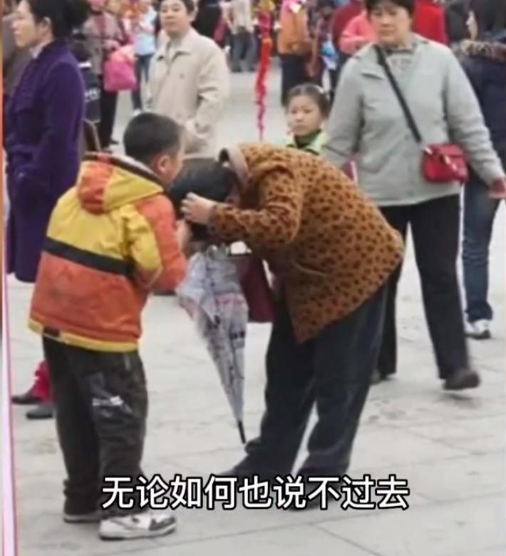 除夕夜儿媳殴打83岁婆婆，倒地后被丈夫一脚踢开，目前未脱离危险