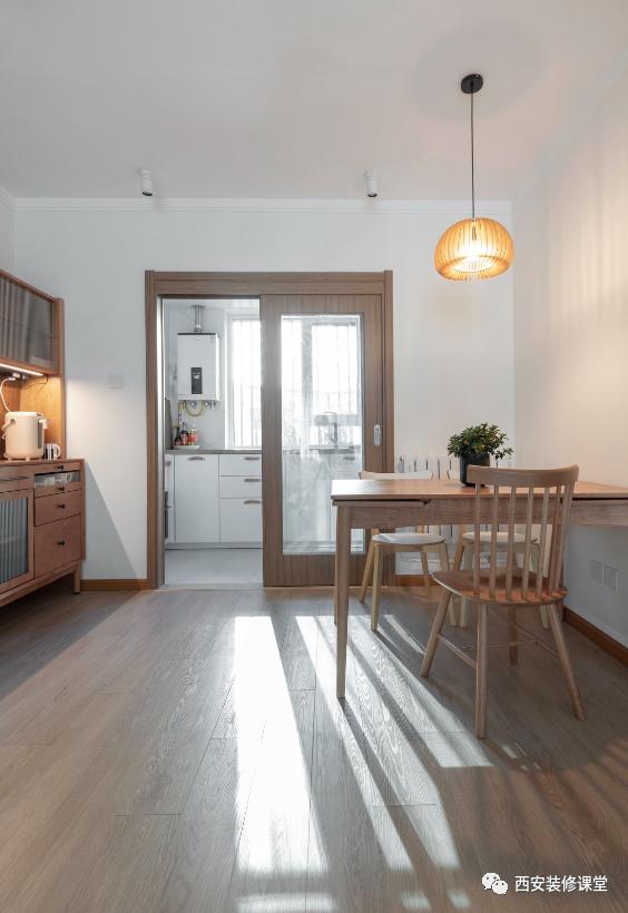 三室二厅简约大白墙原木,135平米大白墙原木风