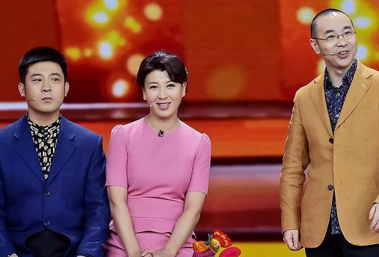 过气演员的窘况:县城忙走穴、直播用怪招,晚节不保,何必呢?