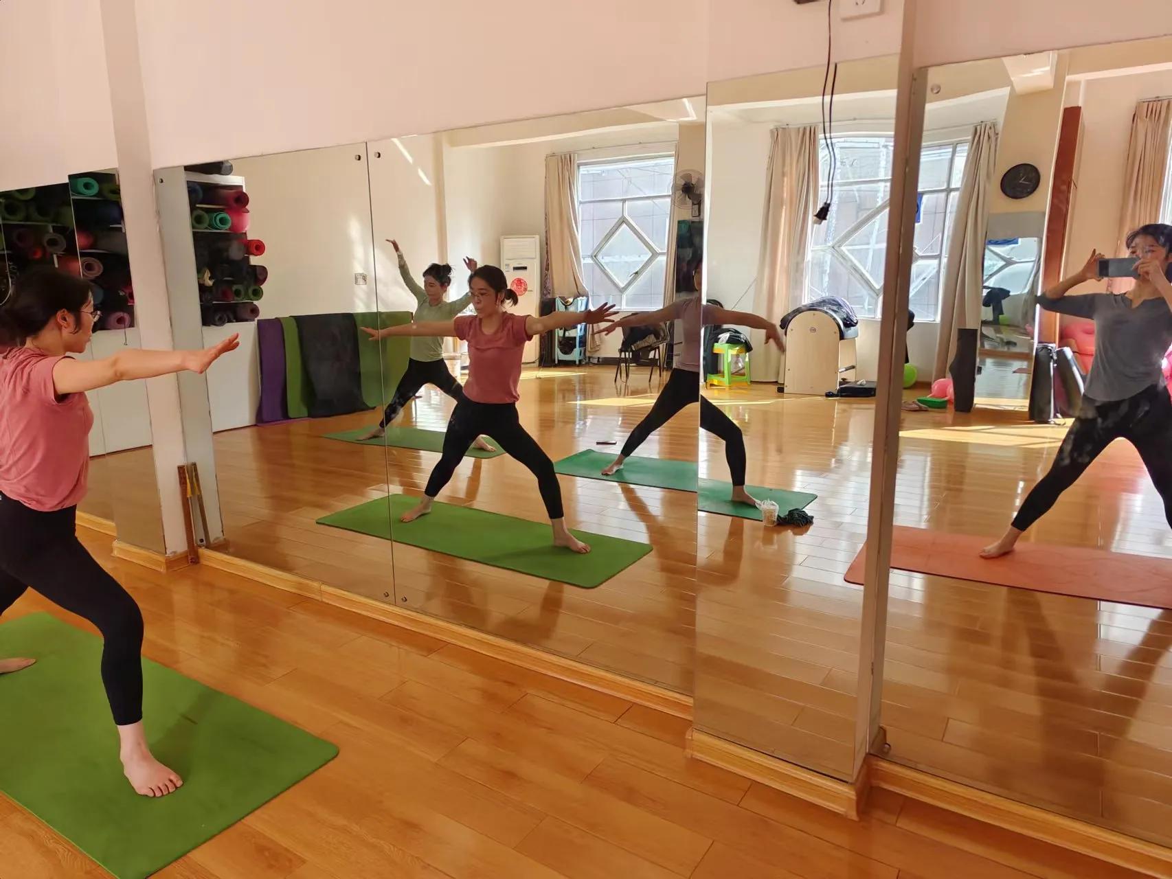 练瑜伽要去瑜伽馆还是自己练,练瑜伽是去瑜伽馆好还是健身房呢