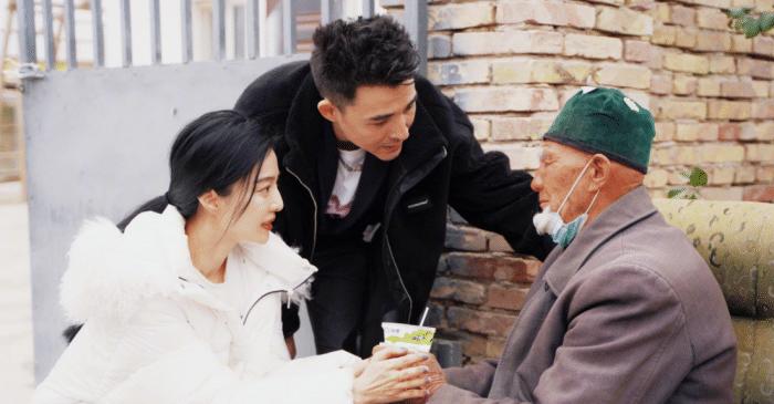 范冰冰穿连衣裙现身手上戒指抢眼,范冰冰现身机场秀红宝石戒指