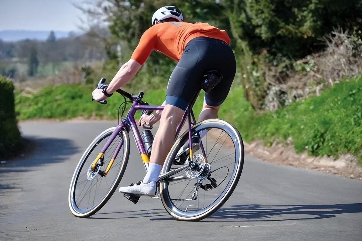 碳纤维和钢架公路车,入门碳纤维公路车和顶级铝公路车