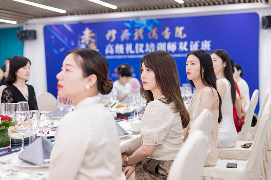 企业礼仪培训怎么学,职场礼仪培训师行业