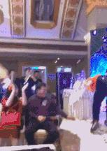 搞笑gif谁这么有才把车开上房顶了,搞笑gif段子这车开出去也太拉风了