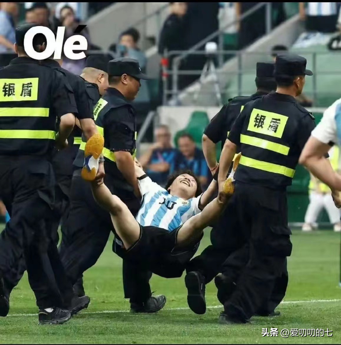 一跳成名抱梅西的小伙,跑球场拥抱梅西的小伙子