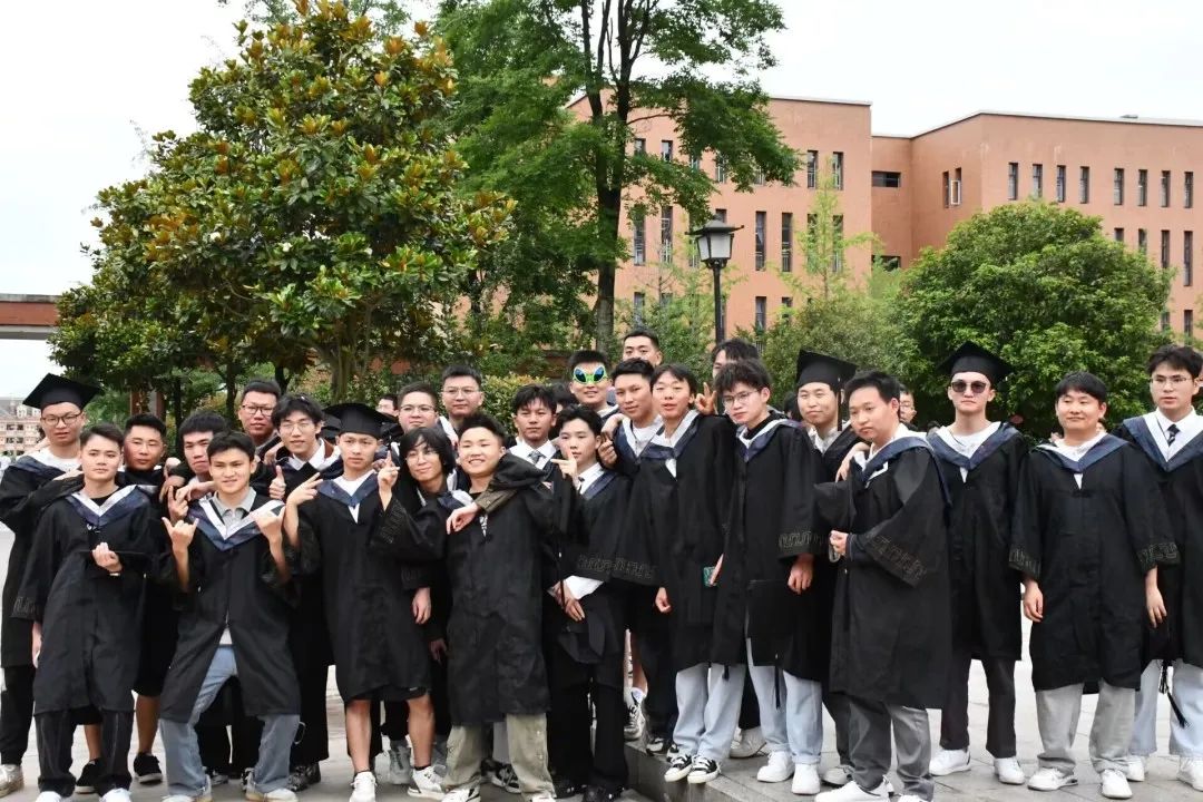 先来一波毕业照,第一张毕业照和最后一张毕业照