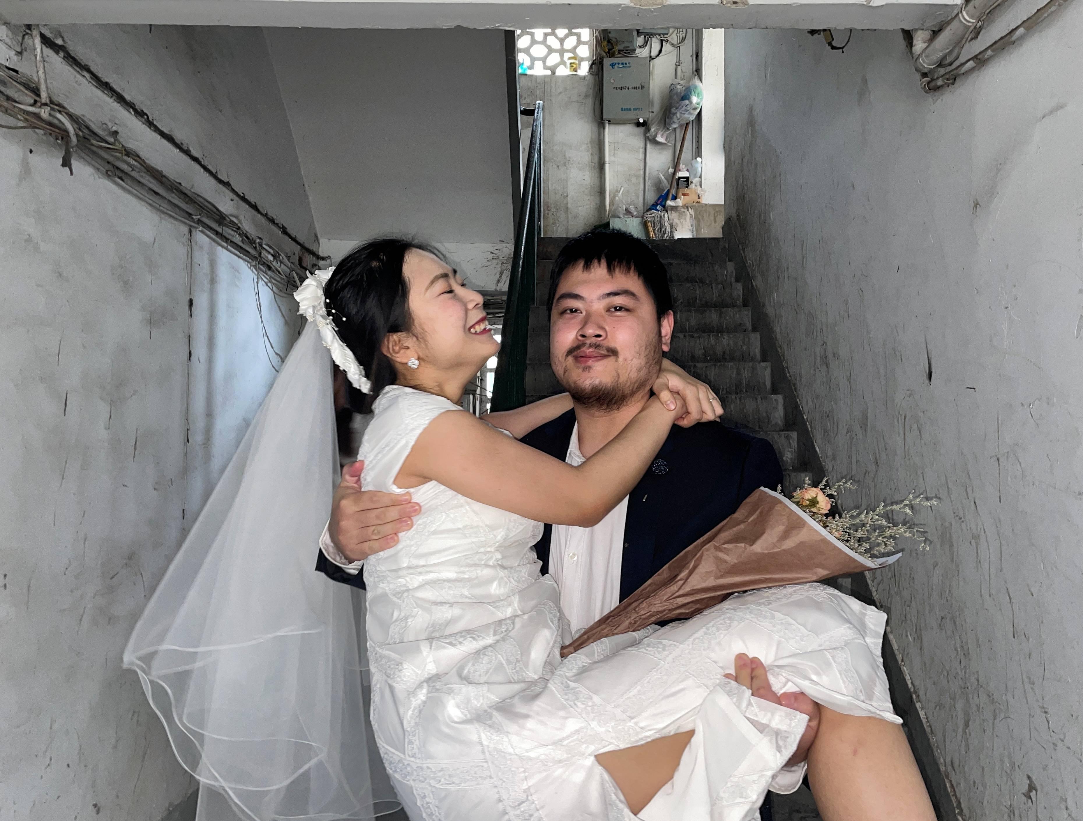 小区封闭式婚礼邻居围观,新人结婚用西兰花做捧花