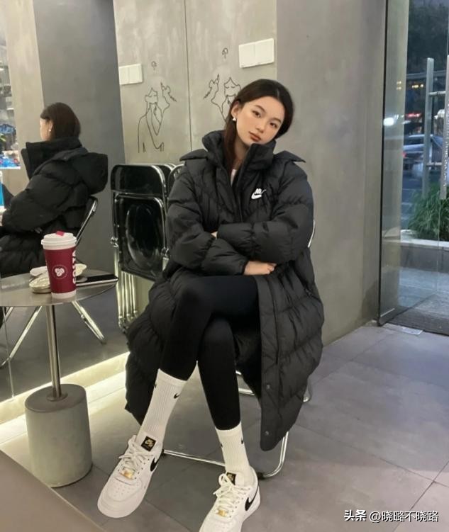小白鞋搭配羽绒服好看吗,小白鞋搭配羽绒服长款