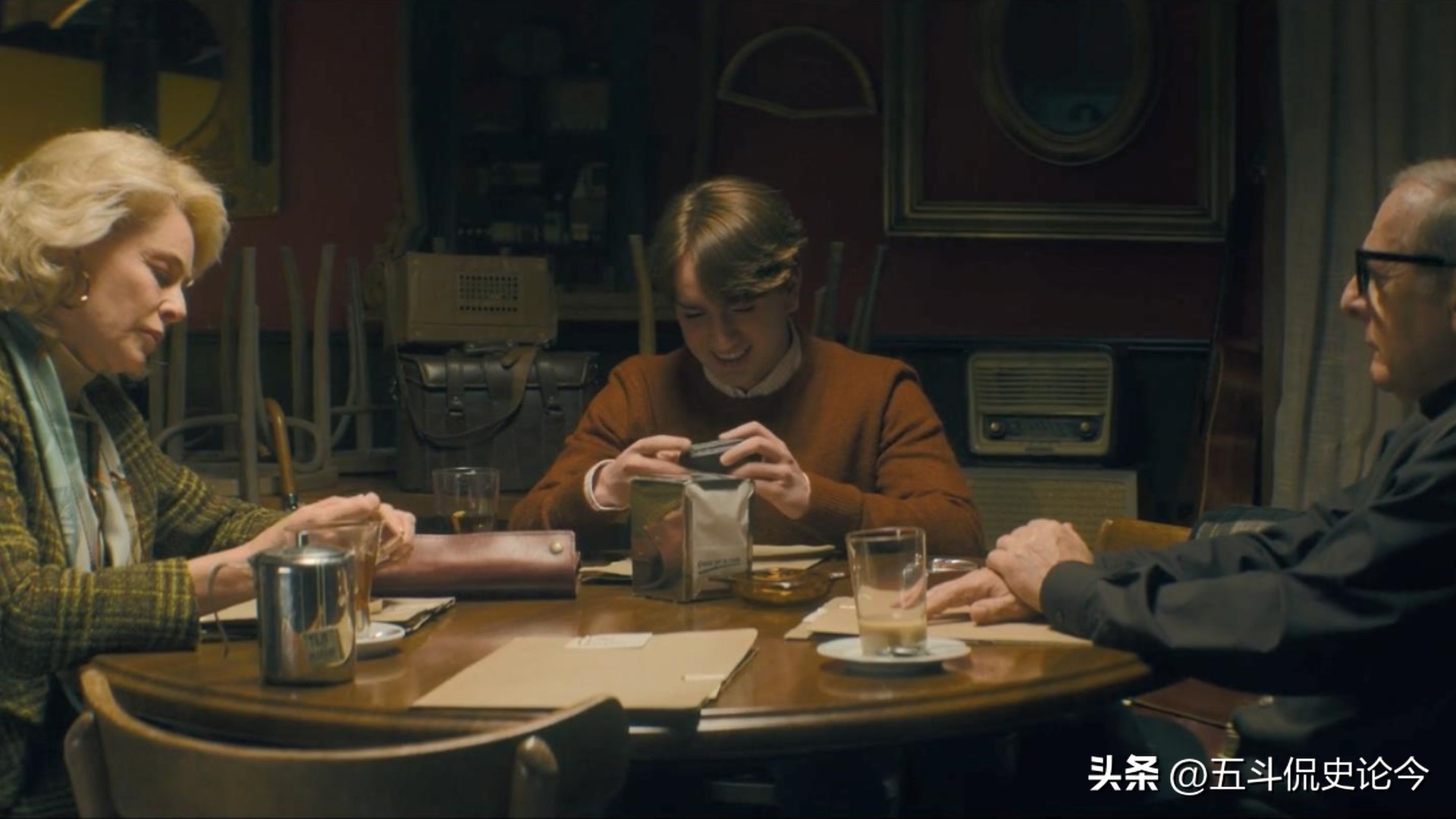 西班牙悬疑电影老太太,西班牙驱魔电影有女巫拿水晶球的