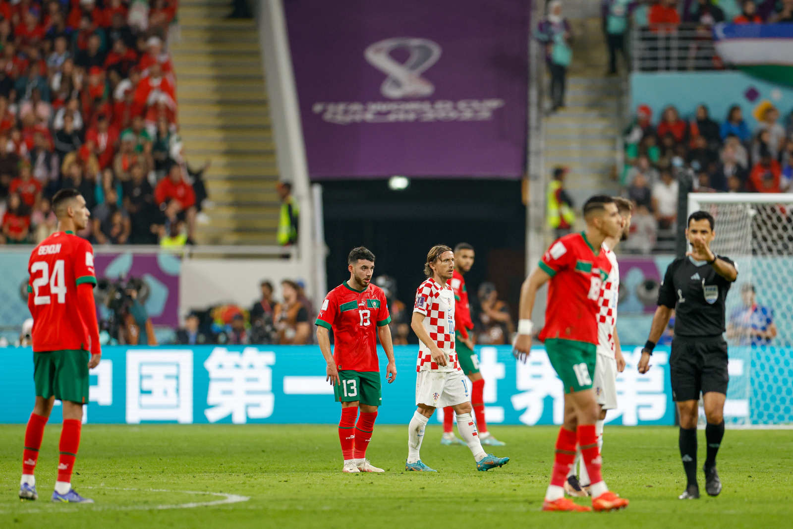 国足被判争议点球裁判被围,国足首战亚洲杯争议判罚