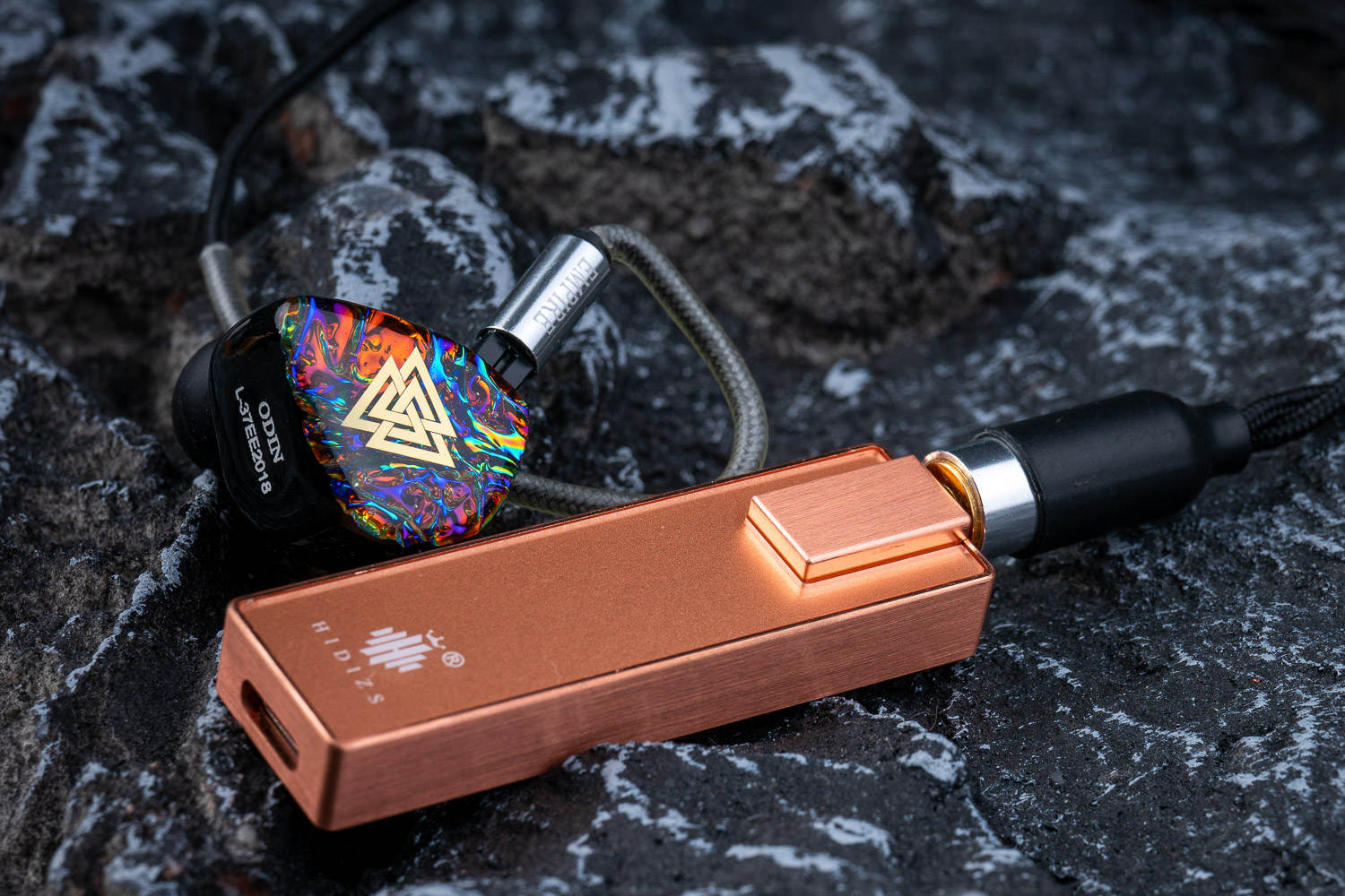 摘下面具暴露本性,摘下虚伪的面具看清自己